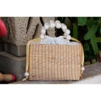 ราคา กระเป๋าสานผักตบชวา ทรงเหลี่ยม ตกแต่งด้วยสายมุก ด้านในเป็นซับในอย่างดี มีหูรูดไข่มุก (4770788656)