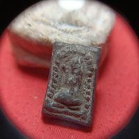 ราคา แม่นางกวักเนื้อผงเก่าไม่ทราบที่ขนาด2.1×4ซม. (53400880909)