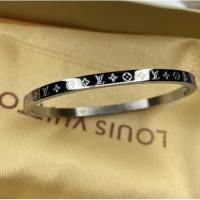 ราคา กำไล​ข้อมือ​แฟชั่น สแตนเลส ลายหลุยส์​ สีเงิน สวยมาก สินค้าพร้อมส่ง (5689741568)
