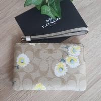 ราคา coach คล้องมือไซส์ s ลายดอกเดซี่ (8458473307)
