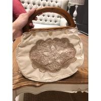 ราคา กระเป๋าผ้าปักฉลุดอกไม้ หูจับไม้แท้ กระเป๋าถือลูกไม้ ไปวัดทำบุญ ผ้าฝ้ายสีขาวครีม สีน้ำตาล แฮนด์เมดหัตถกรรมงานฝีมือ (21792017181)