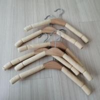 ราคา อันละ15บาท​ 6อัน​ไม้เแขวนเสื้อไม้ขายของ,ไม้แขวนเสื้อไม้แท้มือสอง,​ มีฟองน้ำ​กันผ้าตก​ ทึ่แขวนหมุนไม่ได้ (48304836367)