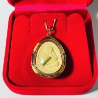 ราคา จี้พระปิดตา รุ่นปิดตามหาลาภ วัดบ.ว.ร(เนื้อผง) พิมพ์ปี35 เลี่ยมทองแท้90% กันน้ำได้ (8311594392)