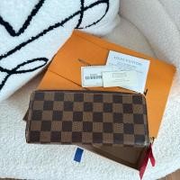ราคา Very good condition‼️ Lv clemence wallet ปี2020 ออก shop ไทย สภาพดีเลยค่า ใช้งานทั่วไป ขอบมุมสวย ภายในสะอาด (28158656537)