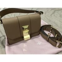 ราคา ส่งต่อ กระเป๋า A Treasure Box Layer S สีน้ำตาล (22415979979)