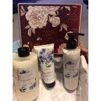 ราคา Mark&spencer gift set มี 3 ชิ้นในกล่องลายดอกไม้สีแดงสวยงามคะมีครีมอาบน้ำ โลชั่นบำรุงผิว,ครีมบำรุงมือเล็บพร้อมด้วยกล่องคะ (29752253534)
