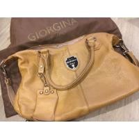 ราคา กระเป๋าGiorginaมือสอง ของแท้ซื้อจากเซ็นทรัล สภาพหนังดีมาก มีตำหนิที่หูกระเป๋าตามรูป ราคาสินค้าไม่รวมค่าส่ง (2372741016)