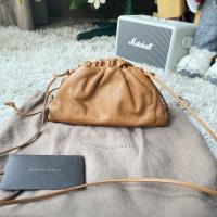 ราคา Used once ‼️Bottega mini pouch ปี2020 สี น้ำตาลสวยมากค่า สภาพใช้ไปครั้งเดียว ใหม่กริ้บ รุ่นนี้ฮิตมาก ต้อง (8411880350)