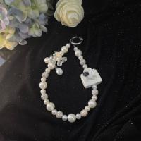 ราคา สายคล้องโบว์ไข่มุกรูปน้ำหอม · จี้หยดน้ำไข่มุกขาวแวววาว · เครื่องประดับกระเป๋าแฟชั่น โบว์น้ำหอมสุดคลาสสิก! จี้ไข่มุกขาว (43754166453)