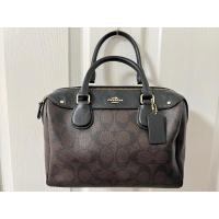 ราคา Coach ทรงหมอน 9” ลายซีสีน้ำตาลเข้ม มือสอง (18688721817)