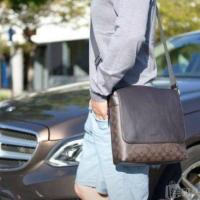 ราคา มือสองของแท้ กระเป๋า ผู้ชาย กระเป๋าสะพายข้างชาย CHARLES SMALL MESSENGER COACH F28575 Mahogany Black สภาพใหม่มาก แท้ (42905282416)