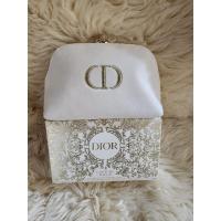 ราคา กระเป๋าเครื่องสำอางค์ DIOR 2023 X'MAS Collection แท้ % (23487541833)