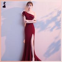 ราคา ชุดราตรี ชุดออกงาน ชุดไปงานแต่งงานสีแดง เดรสยาวไหล่เฉียง แนวเรียบหรู สวยหรู ดูดี (9015664408)