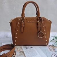 ราคา Michael Kors Saffiano Leather Ciara Studded Medium Messenger Bag (1573308168)