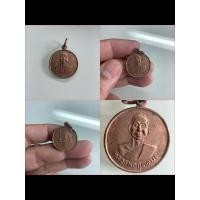 ราคา NO.0903 เหรียญหลวงพ่ออุตตมะ หลังเจดีย์สามองค์ วัดวังก์วิเวการาม จังหวัดกาญจนบุรี พ.ศ.2511 เนื้อทองแดง รุ่นแรก (41602521007)