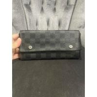ราคา Louis Vuitton Damier Graphite canvas long wallet มือสอง (51304429878)