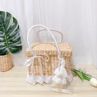 ราคา กระเป๋าสานทรงเหลี่ยม มีฝาติดกระดุม ตกแต่งพู่ แต่งมุก ผ้าพันผูกโบว์ โทนสีชมพู (4169432933)