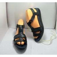 ราคา Camper รัดส้น หนังแท้สีดำ-น้ำเงิน มือ2 ไซส์ 37 ยาว 23.3 ซม. สภาพสวย สายเป็นตีนตุ๊กแก ใส่ง่าย กระชับ (48950700070)