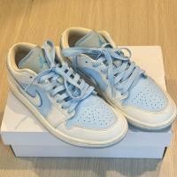 ราคา รองเท้า Nike Air Jordan 1 low se สี blue ice มือสอง แท้ (43862176770)