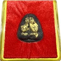 ราคา พระปิดตาปุ้มปุ้ยเสาร์ ๕ มหามงคล หลวงปู่ม่น วัดเนินตามาก จ.ชลบุรี ปี36 เนื้อผงคลุกรักปิดทอง โรยเส้นเกษาหลังฝังพลอย(G 476) (26978315763)