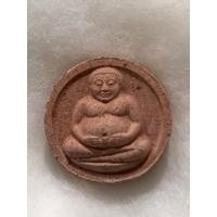 ราคา พระผงจันทร์ลอย พิมพ์พระสังกัจจายก์หลวงพ่อพูล วัดไผ่ล้อม นครปฐม ปี 2543 (22006231923)