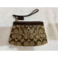 ราคา Coach wristlet กระเป๋าสตางค์โค้ชแบบสายคล้องมือ สีน้ำตาล ของแท้มือสอง (4765697048)