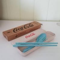 ราคา Coca Cola โค๊ก ชุดช้อนส้อม ตะเกียบ พร้อมกล่อง จากวัสดุฟางข้าวสาลี ของพรีเมียม (21771757090)