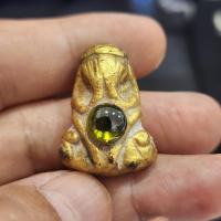 ราคา พระปิดตาสองหน้าเนื้อชินทอง ติดเม็ดพระธาตุ กรุดอยไซ (42767272642)