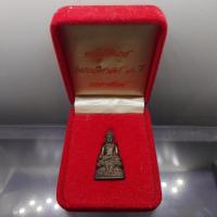 ราคา รูปหล่อลอยองค์ พระไพรีพินาศ ญสส รุ่นประวัติศาสตร์ ๘๐ ปี กรมราชทัณฑ์ เนื้อนวะโลหะ วัดบวรนิเวศวิหาร พ.ศ.2538 กล่องเดิม (29403258052)