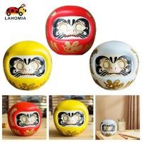 ราคา [ลาโฮเมีย] ตุ๊กตาดารุมะเซรามิกญี่ปุ่นโชคลาภประติมากรรมเสน่ห์โชคดีแปลกสําหรับชั้นวางหนังสือสํานักงานห้องนอนโต๊ะของขวัญ (44056876700)