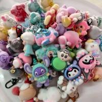 ราคา พวงกุญแจตุ๊กตาผิวสัมผัสกำมะหยี่นุ่มนิ่ม มาพร้อมตัวห้อยพวงกุญแจพลาสติกสีสันสดใสเข้าชุด ยกโหลพร้อมส่ง (44706450290)