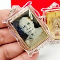 ราคา หลวงพ่อสด วัดปากน้ำภาษีเจริญ รูปถ่ายเลี่ยมกรอบกันน้ำ ด้านหลังบรรจุพระของขวัญสมเด็จวัดปากน้ำ จีวรหลวงปู่ และผงพระของขวัญ (16636264908)