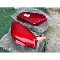 ราคา ฝากระเป๋าซ้าย ขวา Honda C700 C900 ของไหมเก่าเก็บงานเก่าสีแดงมีรอยจากการเก็บนิดหน่อย (50051969350)