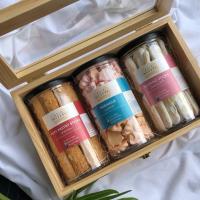 ราคา ของขวัญปีใหม่ (ใหญ่) กล่องไม้สน ขนม 3 ชนิด ขนมปีใหม่ กล่องขนม ของขวัญ กระเช้าของขวัญปีใหม่ กล่อง ไม้สน | Asia Bakery (7572117322)