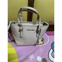 ราคา กระเป๋าสะพาย Michael Kors สีชมพู มือสอง แท้‼️ (12153971426)