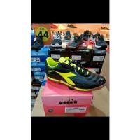 ราคา รองเท้าฟุตซอลยี่ห้อ Diadora (25489233857)