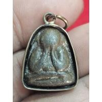 ราคา พระปิดตาเนื้อชินตะกั่วของหลวงพ่อแก้ววัดเครือวัลย์จังหวัดชลบุรี เลี่ยมเงินเก่า (46002209260)