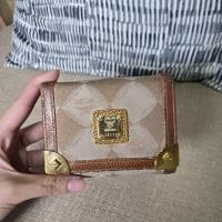 ราคา MCM แท้ กระเป๋าตังใบสั้น สภาพใช้งาน สีสวยมากค่ะ (26827387538)