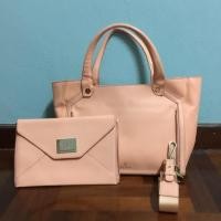ราคา Vera Wang กระเป๋าถือและสะพายมือสอง แท้100% (1630969750)