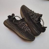 ราคา รองเท้าผ้าใบ Adidas Yeezy Boost 350 V2 สีดํา (22986603221)