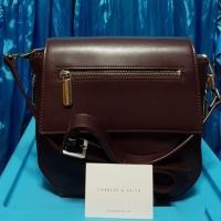 ราคา *Used* Charles & Keith กระเป๋าสะพายข้าง (913590710)