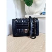 ราคา กระเป๋ามือสอง แบรนด์แท้ used แบรนด์ Couronne ครอสบอดี้สีดำ หนังแท้ ทรงกล่อง ฝาพับ 3 ช่องใช้งาน มีรอยกดทับ (25125861148)