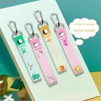 ราคา แท็กชื่อ DAPPERGENT ป้ายชื่อการ์ตูนส่วนบุคคล พวงกุญแจชื่อ ตะขอสีสันสดใสน่ารัก ป้าย ID เด็ก เด็กอนุบาล (27085743180)