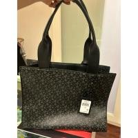 ราคา กระเป๋าToteทรงสี่เหลียมโล้โก้ DKNY ทั้งใบ ขนาด : 15 x 10 x 6 นิ้ว (แถมกล่องใส่แว่นสีดำ) **ของแท้ ของใหม่ (27779199872)