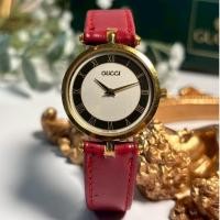 ราคา ⌚️นาฬิกา Gucci รุ่น 2000M (ขนมชั้น) สายหนังสีแดง หัวเข็มขัดโลโก้ Gucci หน้าปัดครีมขอบดำ วินเทจหรู✨(รับประกันแท้)✅ (40074682886)