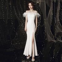 ราคา ชุดราตรียาวสีขาวปาดไหล่แต่งขนฟูๆ กระโปรงผ่าหน้าทรงหางปลา เรียบหรูดูแพง สวยหรูดูดี แบบสวยทันสมัย (22521893852)