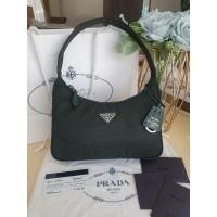 ราคา prada re edition สีเขียวเกือบดำ แท้100% (16006062137)