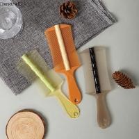 ราคา |QING|หวีด้ามยาว หวีทำความสะอาดหนังศีรษะ หวีซี่แน่นสองด้าน หวีสำหรับกำจัดเห็บหมัด (47306043918)