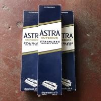 ราคา ใบมีดโกน ใบมีดแอสตร้า 2 คม สีน้ำเงิน แถวใหญ่ (100 ใบ) Astra Razor Blades (13297142324)