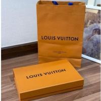 ราคา กล่องแม่เหล็ก ทรงพอช พร้อมถุงหลุยส์Louis Vuitton มือ2แท้สภาพสวย (27428021820)